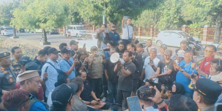 Tidak Bisa Memperlihatkan kepemilikan Tanah dan Gedung, Wartawan Paksa Usir Sat Pol PP dan BKAD