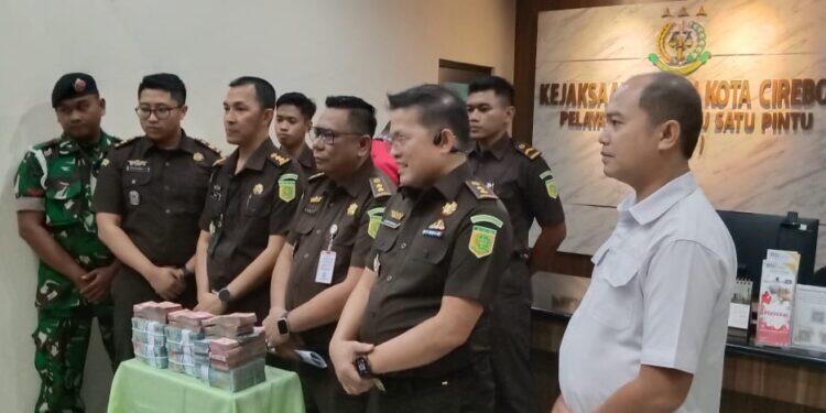 Kejari Kota Cirebon Tetapkan 4 Tersangka, 1 Ditahan 3 Tahanan Kota, Netizen: Ada yang Lebih Berperan dalam Kasus Pemotongan Dana PIP SMAN 7 