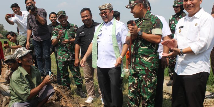 Warga Desa Sende Sambut Karya Bakti Kodim 0620 Kabupaten Cirebon