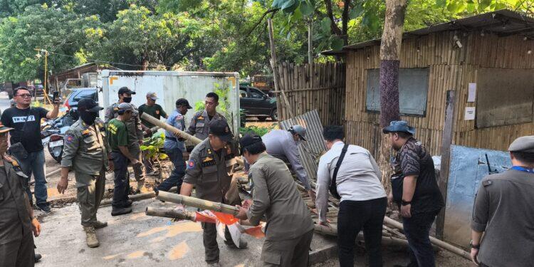 Satpol PP Kota Cirebon Bongkar Paksa Sejumlah Lapak PKL di Kawasan Stadion Bima