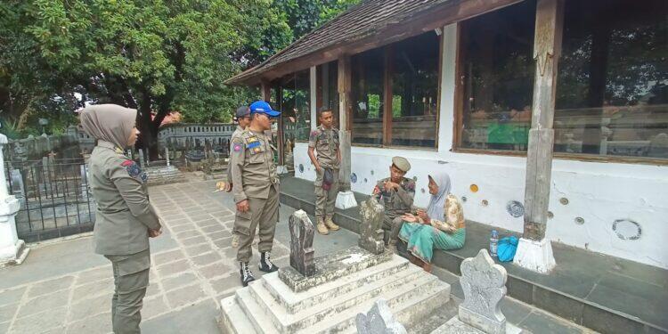 Satpol PP Amankan Lima Pengemis di Komplek Wisata Religi Makam Sunan Gunungjati