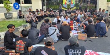 Tuntut Perbaikan Jalan Halimpu-Wangkelang, Warga Cirebon Selatan Demo Kantor Bupati Cirebon