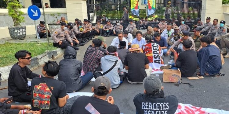 Tuntut Perbaikan Jalan Halimpu-Wangkelang, Warga Cirebon Selatan Demo Kantor Bupati Cirebon