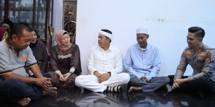 KDM Datangi Rumah Almarhum Putri Apriani di Desa Rambatan Wetan