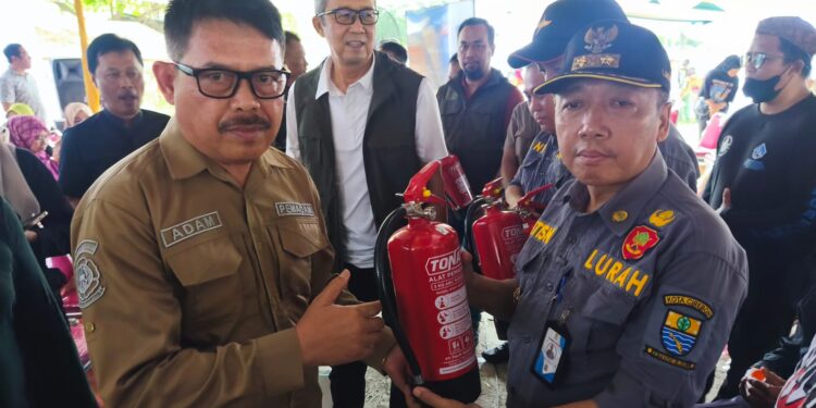 Damkar Kota Cirebon Serahkan Bantuan APAR untuk Kecamatan dan Kelurahan se-Kota Cirebon