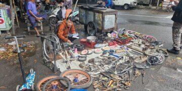 Pedagang Barang Bekas di Cirebon Bertahan dengan Lapak Harian