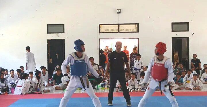 Atlet Taekwondo Kota Cirebon Tanding Latber Atlet Taekwondo Pemalang
