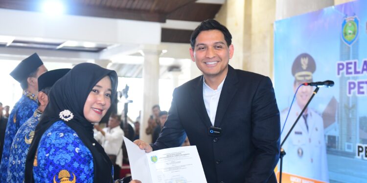 Bupati Indramayu Serahkan 769 SK Pengangkatan PPPK
