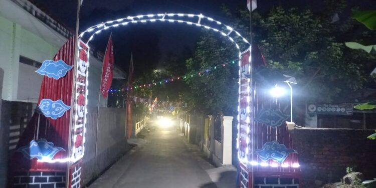 Meriahkan HUT RI Ke-80, Warga RW 04 Sumber Gotong Royong Hias Jalan Lingkungan