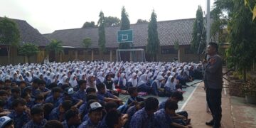 Kapolsek Pabuaran Berikan Pemahaman Hukum kepada Siswa SMPN 1 Pabuaran