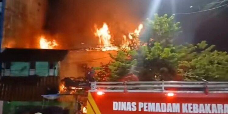 Akibat Korsleting Listrik di Lapak Penjual Buah, Rumah di Jalan Pulasaren Dilalap Si Jago Merah