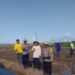 Polsek Gebang Tanam Jagung Pipil di Sawah Desa Kalipasung