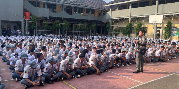 Bawaslu Majalengka Sosialisasikan Pengawasan Partisipatif di Hadapan Ratusan Siswa SMKN 1 Panyingkiran