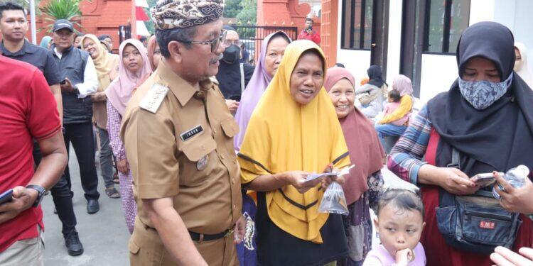 Ratusan Warga Padati Bazar Murah Kejari Cirebon