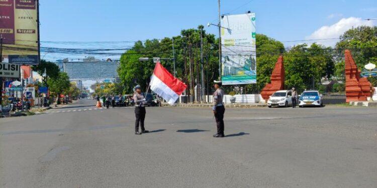 Para Pengendara Berhenti Saat Detik-detik Proklamasi 