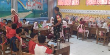 Babinsa Kelurahan Drajat Monitor Program Makan Bergizi di SDN Simaja Selatan