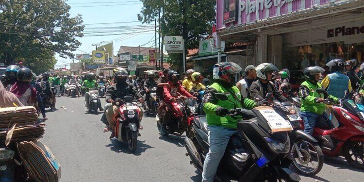 Ribuan Massa Aksi Terpantau Bergerak Menuju Polresta Cirebon