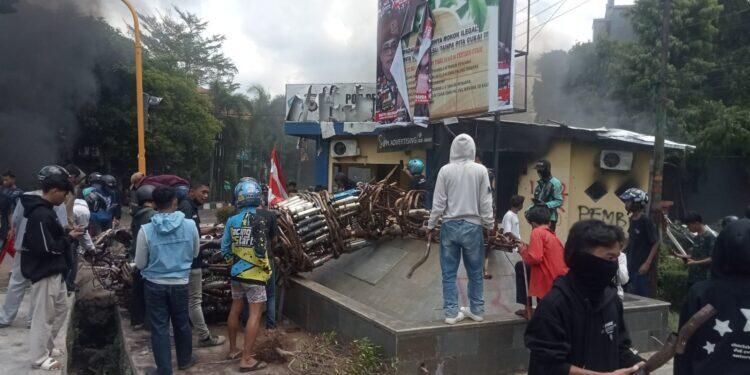 Unjuk Rasa di Kabupaten Cirebon Ricuh, Kapolresta Cirebon Imbau Massa Tahan Diri
