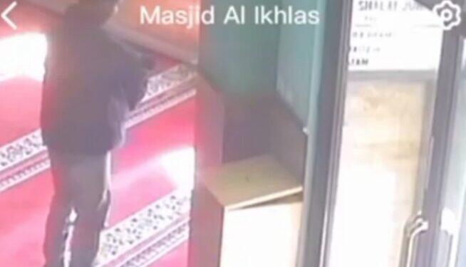 Pembobol Kotak Masjid Al Ikhlas Terekam CCTV