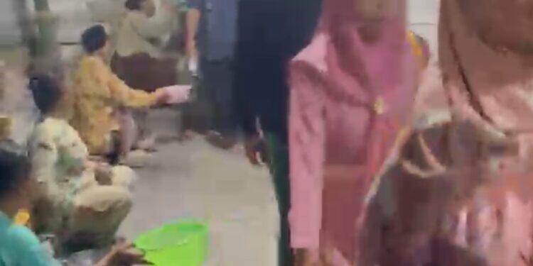 Padahal Baru Ditertibkan, Belasan Pengemis Masih Meminta-minta di Komplek Makam Sunan Gunungjati
