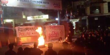 Malam Refleksi Sebelum Aksi Demo Dilakukan di Depan Mapolres Cirebon Kota 