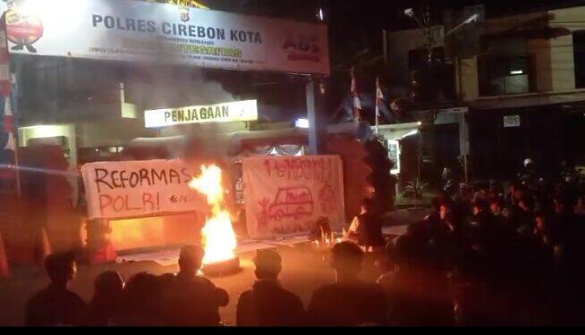 Malam Refleksi Sebelum Aksi Demo Dilakukan di Depan Mapolres Cirebon Kota 