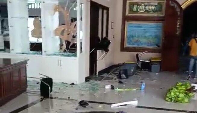 Kantor DPRD Kota Cirebon Dirusak Massa, Ada Penjarah Terekam CCTV