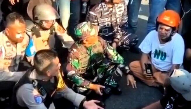 Danrem, Dandim, Dan Lanal dan Kapolres Ciko Temui Pendemo di Depan Masjid At Taqwa 