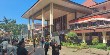 Ricuh, Massa Lakukan Pengrusakan dan Penjarahan Gedung DPRD Kabupaten Cirebon 