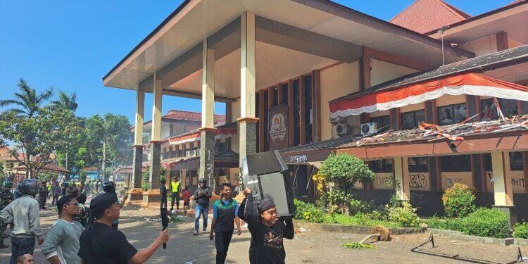Ricuh, Massa Lakukan Pengrusakan dan Penjarahan Gedung DPRD Kabupaten Cirebon 