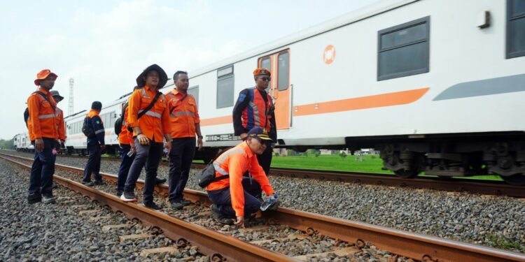 Manajemen Daop 3 Cirebon Lakukan Pemeriksaan Lintas Jalan Kaki 