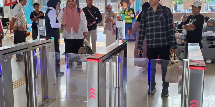 Begini Cara Menggunakan Teknologi Face Recognition Boarding Gate (FR) di Stasiun Cirebonprujakan