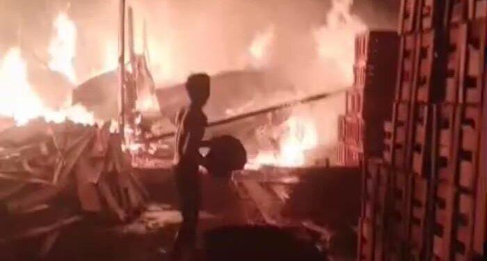 Kebakaran Hanguskan Gudang Peti Buah di Kedawung