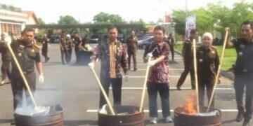 Kejari Majalengka Musnahkan Barang Bukti Tindak Pidana yang Sudah Berkekuatan Hukum Tetap