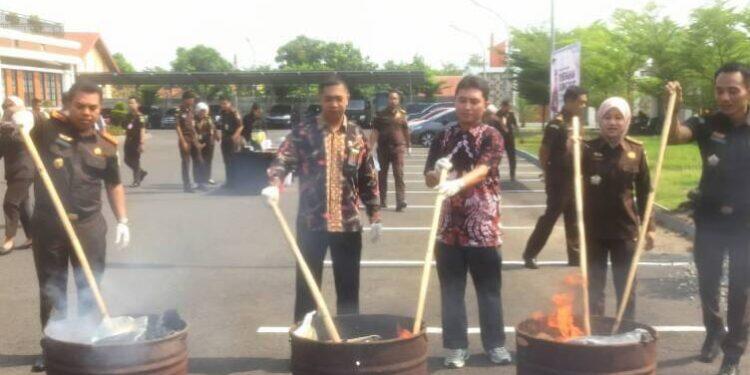 Kejari Majalengka Musnahkan Barang Bukti Tindak Pidana yang Sudah Berkekuatan Hukum Tetap