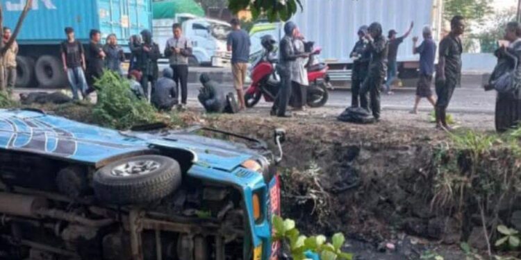 Mobil Elf Dihantam Truk hingga Terjungkal ke Parit