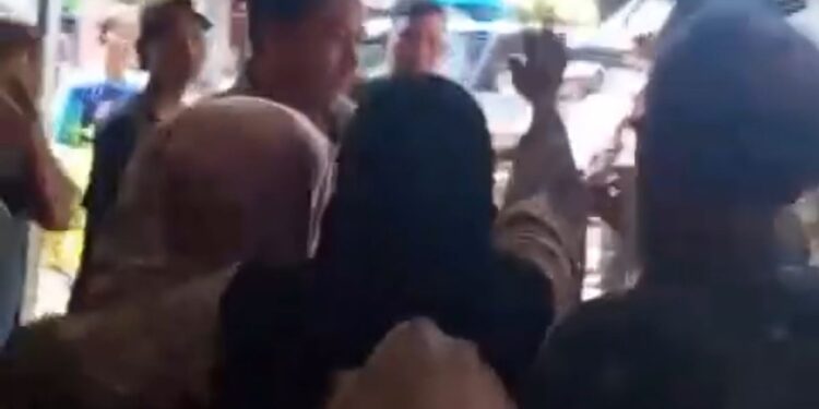 Diduga Sering Aniyaya Anak Sambung, Ibu Tiri di Indramayu Diusir Warga
