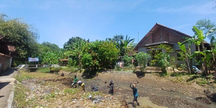 Warga Karangsuwung Kerja Bakti Normalisasi Kali Agung
