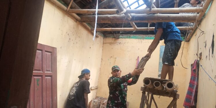 Babinsa Kesenden Dampingi Pembongkaran Rumah Warga dalam Program Rutilahu 2025