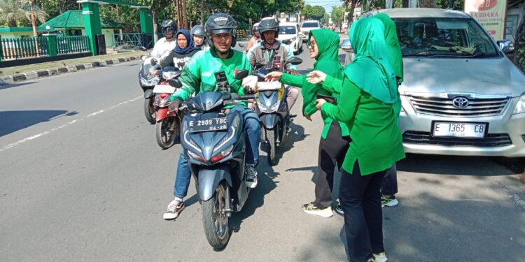 Persit KCK Cab. XXV Kodim 0614/Kota Cirebon Gelar Jumat Berkah, Bagikan Nasi Kemasan di Jalan Pemuda