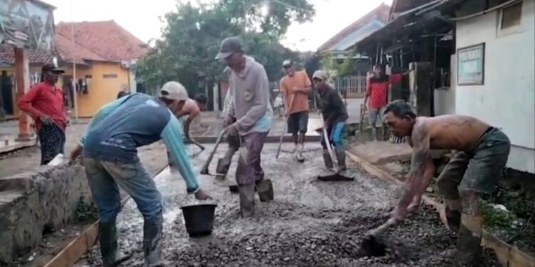 Pemdes Japura Lor Tingkatkan Jalan Lingkungan