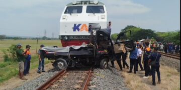 Tragis! Mobil Pikap Tertemper KA Tawangjaya, Dua Orang Meninggal Dunia