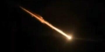 Tangkapan layar dari video amatir warga yang merekam jatuhnya meteor di sekitar Cirebon yang menimbulkan suara dentuman keras