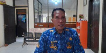 Kuwu Desa Setu Kulon Bekerja Sendirian Layani Warga Akibat Perangkat Tidak Ada yang Masuk Kerja