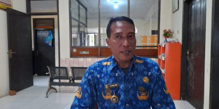 Kuwu Desa Setu Kulon Bekerja Sendirian Layani Warga Akibat Perangkat Tidak Ada yang Masuk Kerja