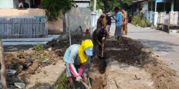 Jelang Musim Penghujan, Pemdes Gembongan Benahi Saluran