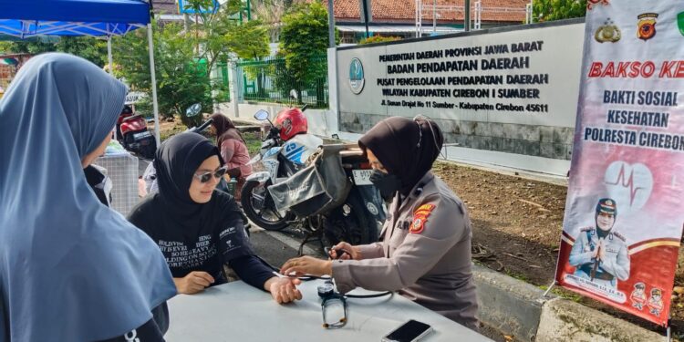 Polwan Polresta Cirebon Gelar Bakti Sosial Kesehatan Pengobatan Gratis 