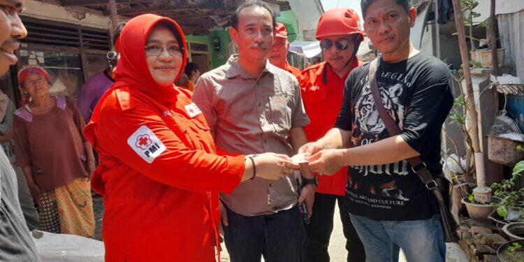 PMI Kabupaten Cirebon Berikan Bantuan Material Bangunan kepada Korban Rumah Ambruk