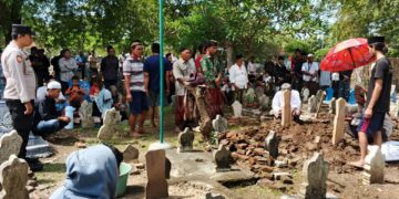 Isak Tangis Mengiringi Pemakaman Mahasiswa Polindra Indramayu