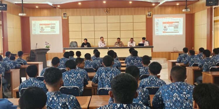 Sat Resnarkoba Polres Ciko Beri Penyuluhan Bahaya Narkoba ke Siswa SMKN 1 Cirebon